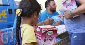 Comenzó la entrega de cajas de leche en Deán Funes.