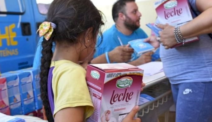 Comenzó la entrega de cajas de leche en Deán Funes.