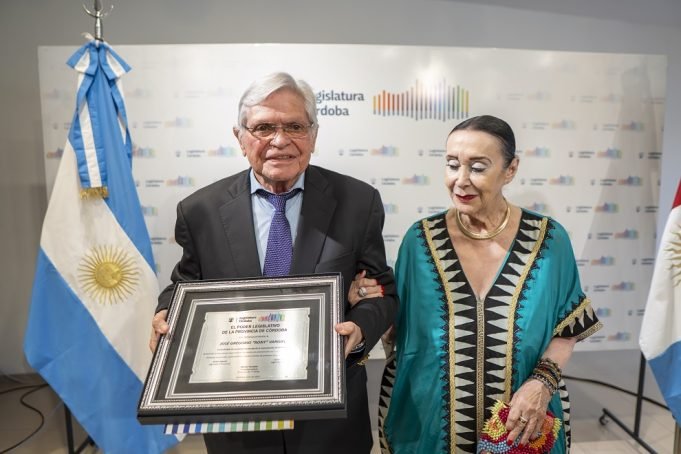 La Legislatura reconoció al periodista “Rony” Vargas.