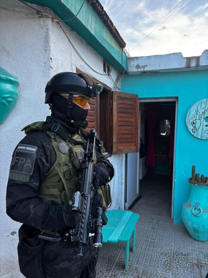 Deán Funes: FPA cerró un punto de venta en B° Cerro del Sol e incautó estupefacientes. Un detenido.