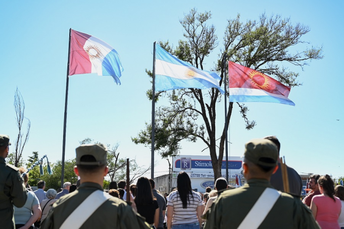 Myrian Prunotto encabezó la presentación de la nueva bandera de Jesús María