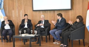 Reconocimiento legislativo a Leandro Illia por su libro “Arturo Illia, mi padre”.