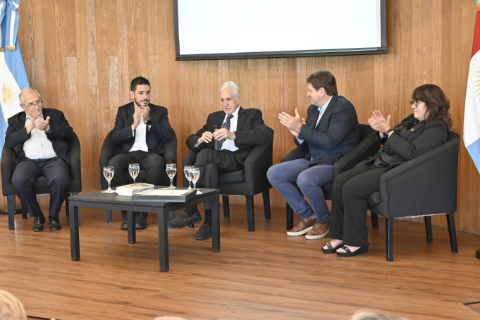 Reconocimiento legislativo a Leandro Illia por su libro “Arturo Illia, mi padre”.