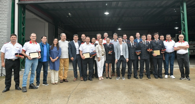 Prunotto recorrió las nuevas instalaciones del cuartel de Bomberos de Laguna Larga