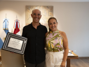 Myrian Prunotto entregó un reconocimiento al nadador Marcelo Stancanelli