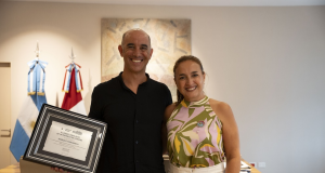 Myrian Prunotto entregó un reconocimiento al nadador Marcelo Stancanelli