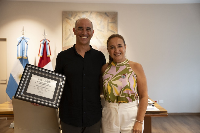 Myrian Prunotto entregó un reconocimiento al nadador Marcelo Stancanelli