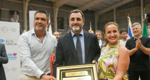 Prunotto encabezó la noche inaugural del 37° Encuentro Anual de Colectividades en Alta Gracia