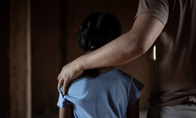 Deán Funes: Un profesor de música fue detenido por abusar de una alumna de 8 años durante el primer día de clases.