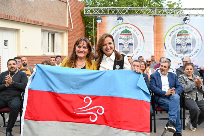 Myrian Prunotto encabezó el primer izamiento de la bandera de Deán Funes en el 151° aniversario de la ciudad