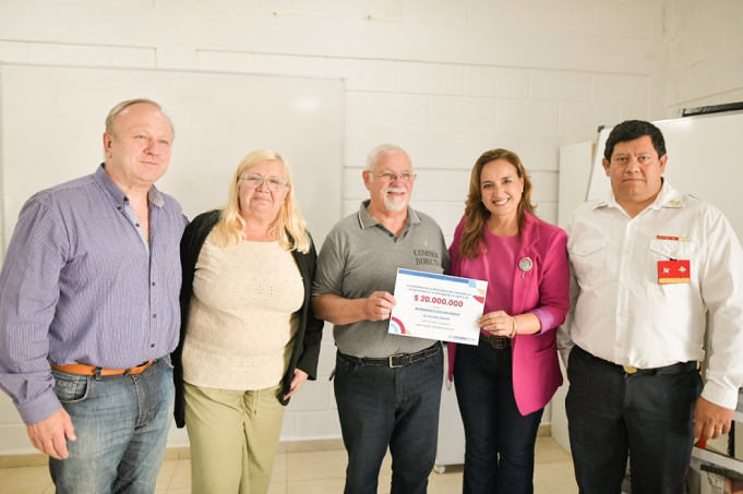 Myrian Prunotto entregó un aporte provincial a Bomberos Voluntarios de Alcira Gigena