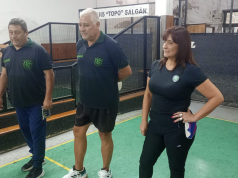 Mujeres bochofilas: 5 mujeres practican bochas en el club chanta cuatro y se preparan para un encuentro mixto.