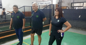 Mujeres bochofilas: 5 mujeres practican bochas en el club chanta cuatro y se preparan para un encuentro mixto.