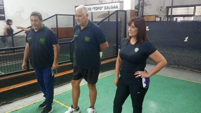 Mujeres bochofilas: 5 mujeres practican bochas en el club chanta cuatro y se preparan para un encuentro mixto.