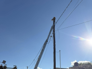 Deán Funes: Bomberos rescataron a un gatito de un alto poste en B° Belgrano.