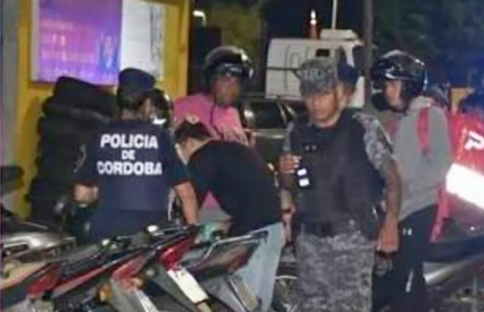 Deán Funes: Escapó de un control policial, se escondió en su casa y su mamá lo entregó.