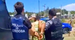 Deán Funes: Estaba ebrio, agredió a su pareja a un menor y cuanod lo detuieorn le hallaron dos cuchillas tipo carniceras.