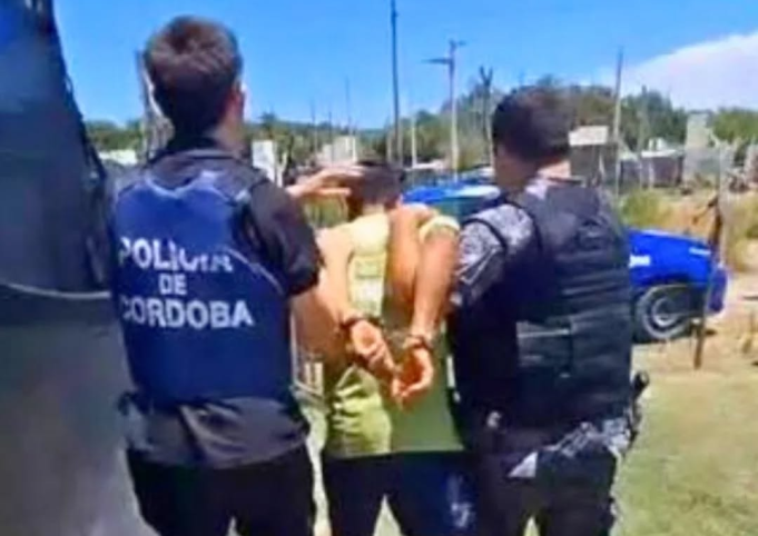 Deán Funes: Estaba ebrio, agredió a su pareja a un menor y cuanod lo detuieorn le hallaron dos cuchillas tipo carniceras.