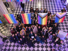 Quedó inaugurada la primera muestra provincial de banderas LGBTIQ+ en la Legislatura Histórica de Córdoba